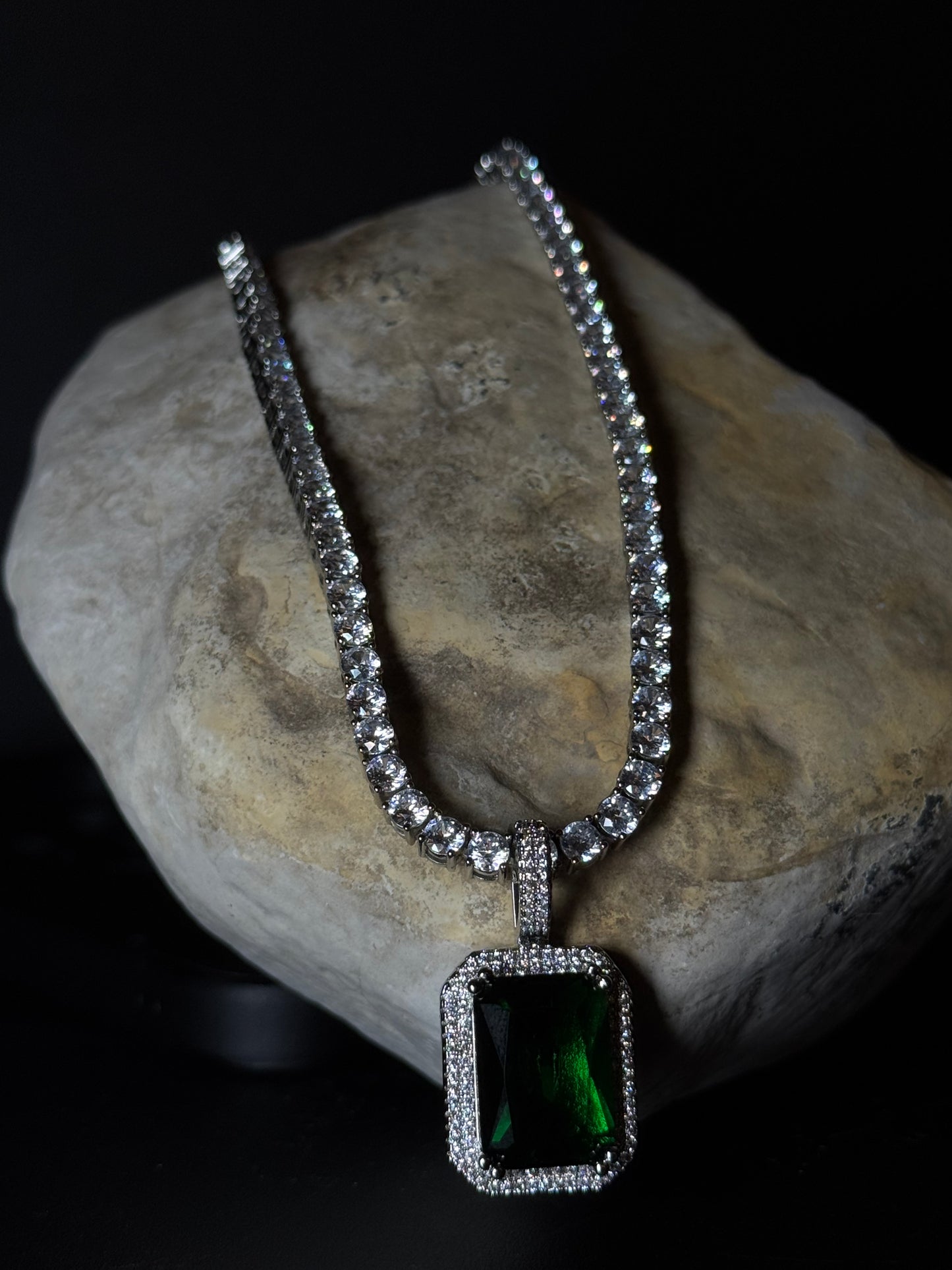 MIDNIGHT EMERALD GEM NECKLACE