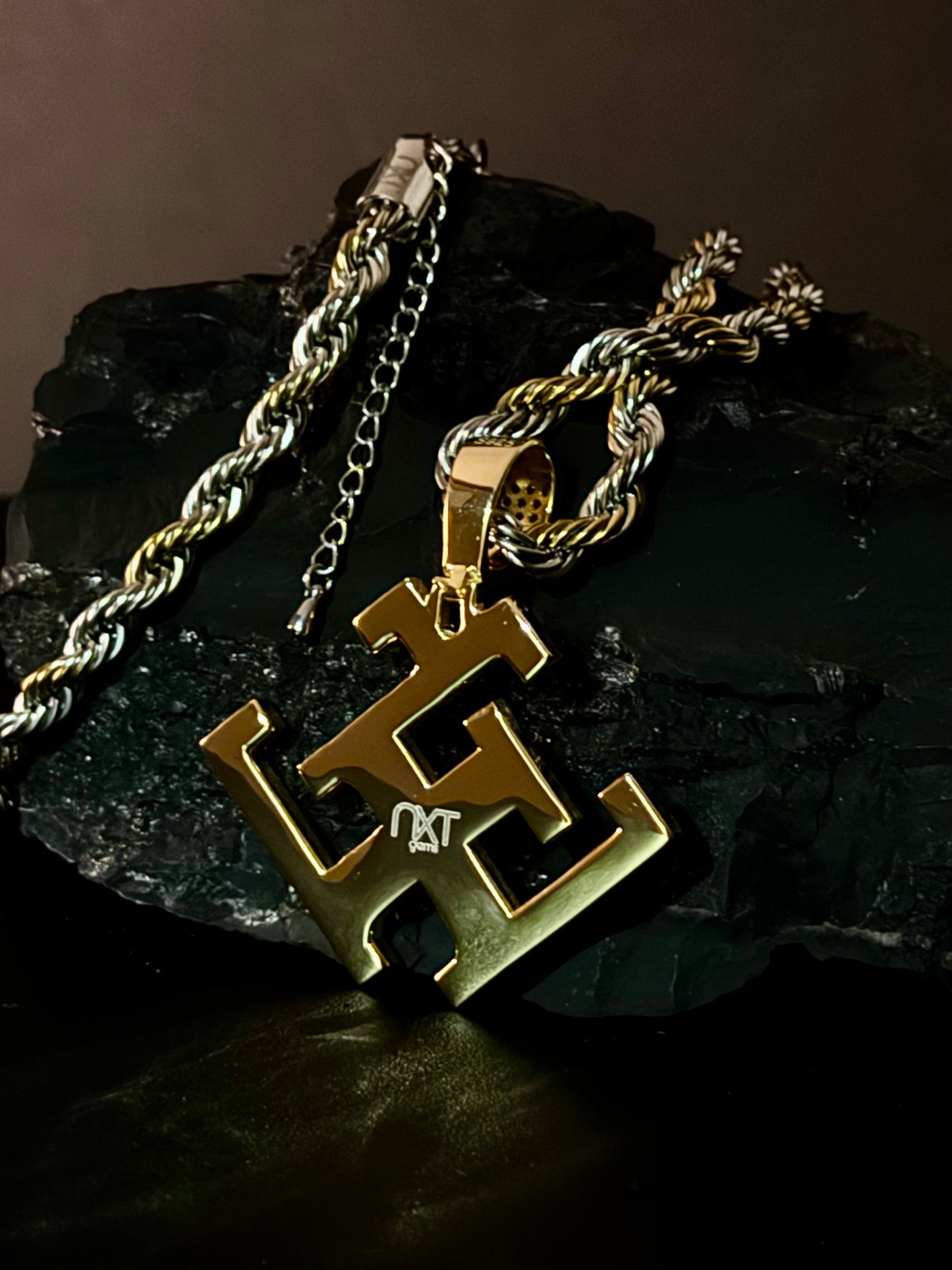 ESTRUCTURA ENT. MOISSANITE DIAMOND PENDANT